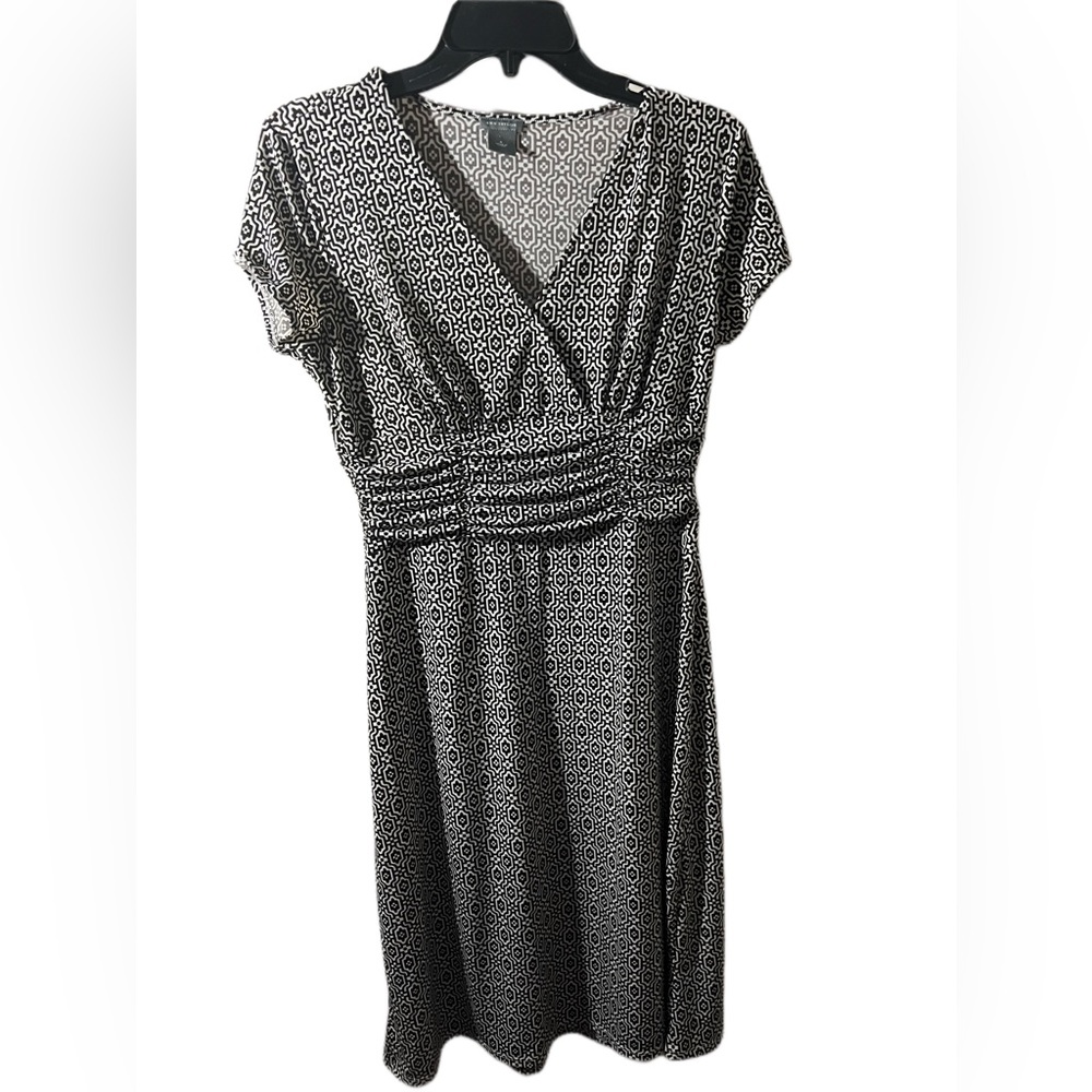 Ann Taylor Black and White Pattern Dress (Size 6)